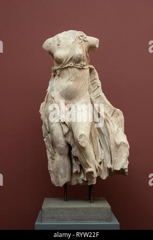 Copenhague. Le Danemark. Statue d'une Déesse du vent, ca. 400 BC. Ny Carlsberg Glyptotek. De : Hermione dans l'Argolid. La statue a été placée au-dessus de l'enfant Banque D'Images
