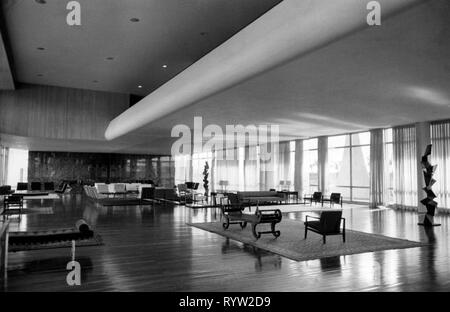 Géographie et voyages, Brésil, villes, Brasilia, résidence du Président, le Palais de l'aube (Palacio da Alvorada), construit en 1958, par Oscar Niemeyer, (1907 - 2012), vue de l'intérieur, 1960, la ville, l'architecture, l'avant-garde, avant-garde, fontaine, l'UNESCO, Patrimoine Mondial de l'UNESCO, le design d'intérieur, décoration d'intérieur, suite, suites, Soam, Additional-Rights Clearance-Info ,--Not-Available Banque D'Images