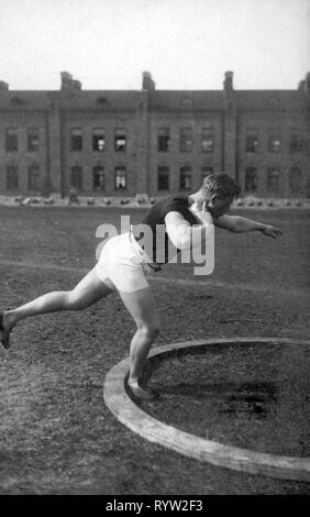 Sports, l'athlétisme, lancer du poids, le putter peu avant l'abandon, photo carte postale, vers 1930, Additional-Rights Clearance-Info-Not-Available- Banque D'Images