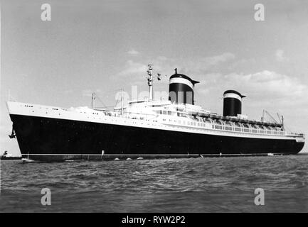 Transport / Transport, navigation, steamship, navire à passagers, le 'United States' de la United States Lines, construit par Newport News Shipbuilding, vue, avant de la côte anglaise à Southampton, vers 1960, Additional-Rights Clearance-Info-Not-Available- Banque D'Images