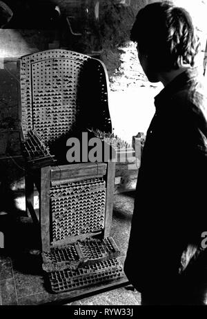 La justice, la torture, la torture, président du musée criminel médiévale, Rothenburg ob der Tauber, Moyen-Âge, en Allemagne, la compétence, l'instrument de torture, la torture, d'instruments de torture, la torture, chaise, chaises, spike, crampons, la torture, la torture, la douleur, l'interrogatoire, visiteur, visiteurs, musée, musées, cité médiévale, cité médiévale, historique, historique, homme, man,-Additional-Rights Clearance-Info-Not-Available Banque D'Images