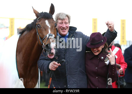 Trainer Pre Cas (centre) avec l'Croco Bay après la victoire au Grand défi annuel Johnny Henderson Cup Chase handicap pendant la journée de la Gold Cup 2019 Cheltenham Festival à l'Hippodrome de Cheltenham. Banque D'Images