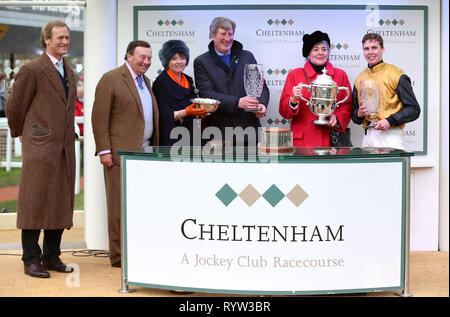 Trainer Pre Cas (centre), propriétaire Lady Jane Grosvenor et jocky Kielan Woods (à droite) après la victoire à la Johnny Henderson Grand défi annuel Handicap Cup Chase durant la journée de la Gold Cup 2019 Cheltenham Festival à l'Hippodrome de Cheltenham. Banque D'Images