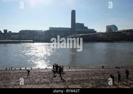 Vue sur la rivière Thames à marée basse Tate Modern Art Gallery building & mudlarking enfants personnes près du Millennium Bridge à Londres UK KATHY DEWITT Banque D'Images