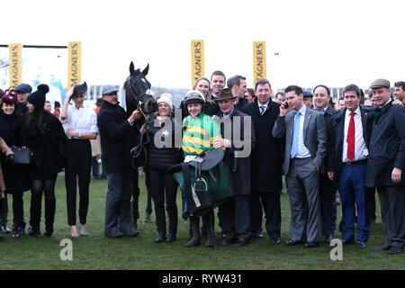 Jonjo O'Neill Jr (centre), formateur Joseph P O'Brien et John P McManus célèbre la victoire lors de la mise en liberté sous condition du tuyau Martin Jockey's Gold Cup Handicap obstacle au cours de la Journée 2019 Cheltenham Festival à l'Hippodrome de Cheltenham. Banque D'Images