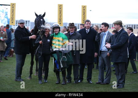 Jonjo O'Neill Jr (centre), formateur Joseph P O'Brien et John P McManus célèbre la victoire lors de la mise en liberté sous condition du tuyau Martin Jockey's Gold Cup Handicap obstacle au cours de la Journée 2019 Cheltenham Festival à l'Hippodrome de Cheltenham. Banque D'Images