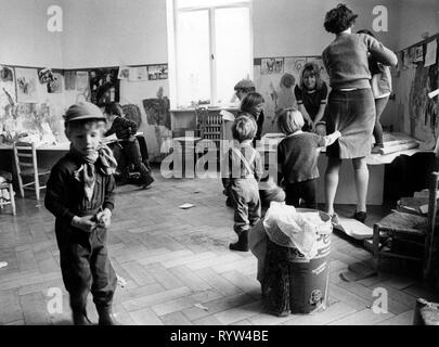 Les gens, les enfants, la maternelle / lit bébé / communauté accueil, les tout-petits à jouer, Munich, 1970, Additional-Rights Clearance-Info-Not-Available- Banque D'Images