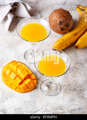 Cocktail tropical à la mangue sur fond clair Banque D'Images