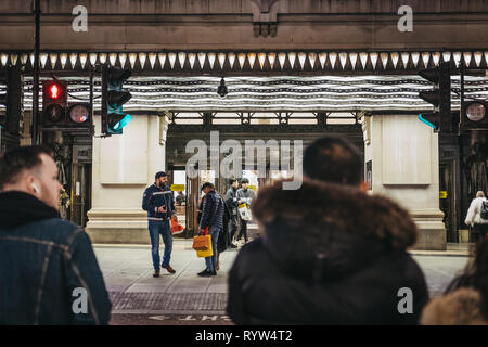 Londres, UK - 9 mars 2019 : Les personnes qui traversent la rue Oxford Street, Londres, en face de Selfridges, deuxième plus grand magasin au Royaume-Uni qui a ouvert le 15 mars 1909. Banque D'Images