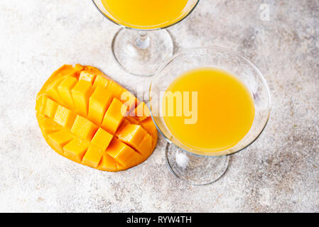 Cocktail tropical à la mangue sur fond clair Banque D'Images