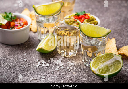 Coups de tequila d'argent et d'or Banque D'Images