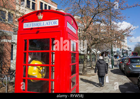 Un converti Sir Giles Gilbert Scott K6 téléphone fort maintenant utilisé pour stocker un défibrillateur à London, UK Banque D'Images