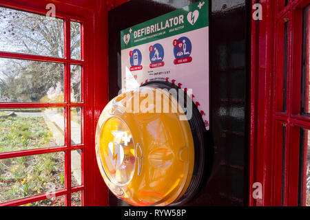 Un converti Sir Giles Gilbert Scott K6 téléphone fort maintenant utilisé pour stocker un défibrillateur à London, UK Banque D'Images