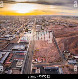 Vue aérienne de Barstow community une ville résidentielle de maisons et commerciale community désert de Mojave en Californie USA au coucher du soleil Banque D'Images