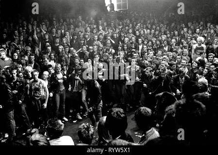 Au cours de l'émeute de la British concert punk de l'affrontement à la Markthalle de Hambourg. 1981 Banque D'Images