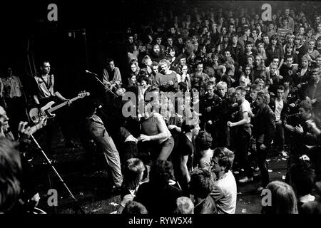 Au cours de l'émeute de la British concert punk de l'affrontement à la Markthalle de Hambourg, Allemagne. 1981 Banque D'Images