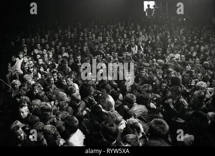 Au cours de l'émeute de la British concert punk de l'affrontement à la Markthalle de Hambourg, Allemagne. 1981 Banque D'Images