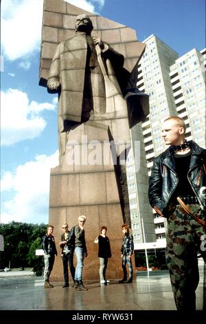 Les Punks Berlin-est rapport : les jeunes punks posant devant une statue de Lénine érigée à la Place Lénine (maintenant Place des Nations Unies), Berlin Est. 1982 Banque D'Images