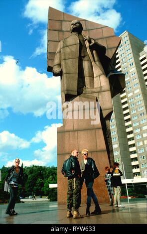 Les Punks Berlin-est rapport : les jeunes punks posant devant une statue de Lénine érigée à la Place Lénine (maintenant Place des Nations Unies), Berlin Est. 1982 Banque D'Images