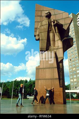 Les Punks Berlin-est rapport : les jeunes punks posant devant une statue de Lénine érigée à la Place Lénine (maintenant Place des Nations Unies), Berlin Est. 1982 Banque D'Images