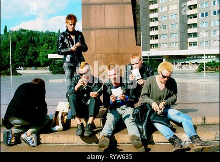 Les Punks Berlin-est rapport : les jeunes punks posant devant une statue de Lénine érigée à la Place Lénine (maintenant Place des Nations Unies), Berlin Est. 1982 Banque D'Images