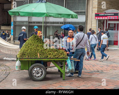 Bogota, Colombie, 23 Novembre 2018 : la vente de petits fruits verts dans les rues de Bogota. Vie Banque D'Images