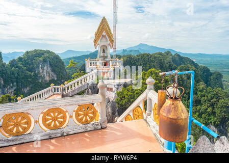 Temple de la grotte du Tigre's Mountain à Krabi, Thaïlande avec la vue panoramique sur les roches calcaires couvertes de forêts tropicales. Banque D'Images