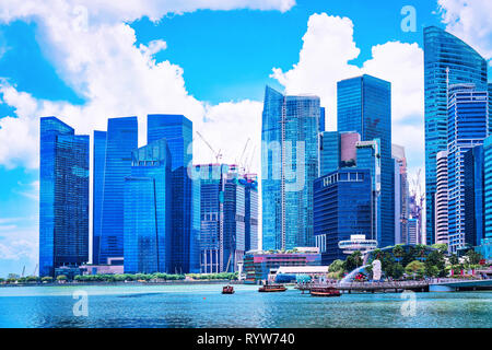 Toits de centre-ville à la Marina Bay Financial Centre à Singapour. Avec la statue du Merlion. Banque D'Images