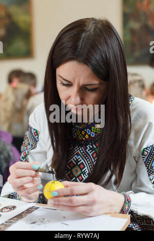 Lviv, Ukraine - le 11 mars 2018. Les oeufs de Pâques ukrainiens Atelier de peinture. Banque D'Images