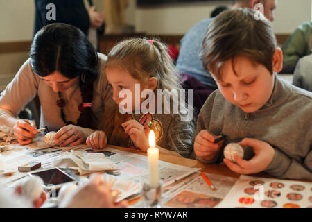 Lviv, Ukraine - le 11 mars 2018. Les oeufs de Pâques ukrainiens Atelier de peinture. Banque D'Images