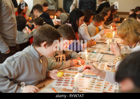 Lviv, Ukraine - le 11 mars 2018. Les oeufs de Pâques ukrainiens Atelier de peinture. Banque D'Images