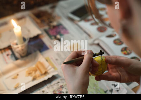 Lviv, Ukraine - le 11 mars 2018. Les oeufs de Pâques ukrainiens Atelier de peinture. Banque D'Images