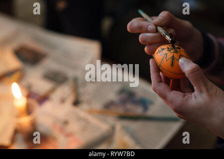 Lviv, Ukraine - le 11 mars 2018. Les oeufs de Pâques ukrainiens Atelier de peinture. Banque D'Images