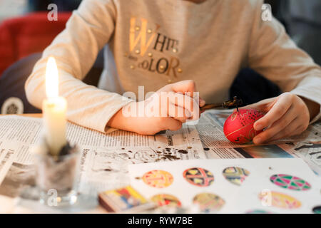 Lviv, Ukraine - le 11 mars 2018. Les oeufs de Pâques ukrainiens Atelier de peinture. Banque D'Images