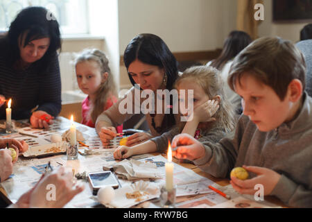 Lviv, Ukraine - le 11 mars 2018. Les oeufs de Pâques ukrainiens Atelier de peinture. Banque D'Images