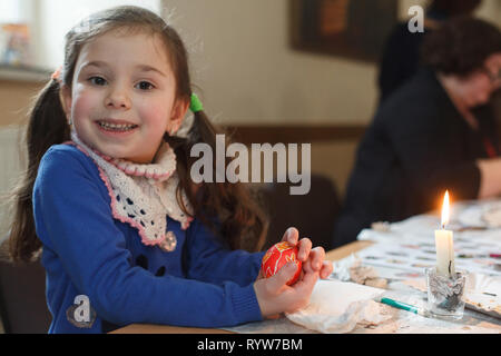 Lviv, Ukraine - le 11 mars 2018. Les oeufs de Pâques ukrainiens Atelier de peinture. Banque D'Images