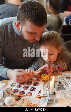 Lviv, Ukraine - le 11 mars 2018. Les oeufs de Pâques ukrainiens Atelier de peinture. Banque D'Images