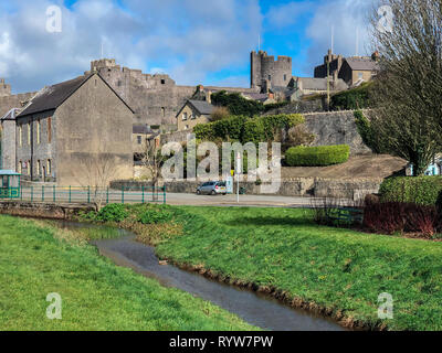 La ville de Pembroke et Pembroke Castle - château médiéval dans la région de Pembrokeshire, Pays de Galles. Banque D'Images