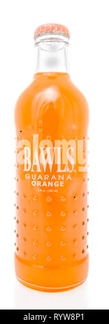 Winneconne, WI - 9 mars 2019 : une bouteille d'CBawls guarana soda à l'orange sur un fond isolé Banque D'Images