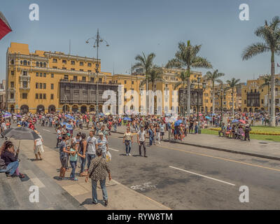 Lima, Pérou - Mars 29, 2018 : les gens dans la rue de Lima avant Pâques. Bon vendredi. Plaza de Armas, Pérou, Amérique du Sud. L'Amérique latine Banque D'Images