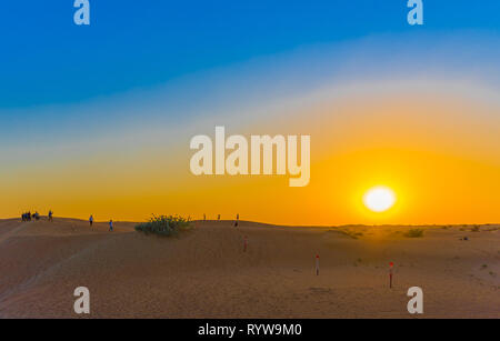 Coucher de soleil sur les dunes de Dubai Desert Conservation Reserve, Emirats Arabes Unis. L'espace de copie pour le texte Banque D'Images