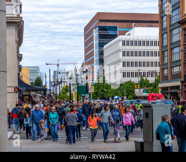 Grand Rapids, MI / USA - 0929 2018 : Groupe de personnes dans une rue de Grand Rapids au cours de ArtPrize 2018. Banque D'Images