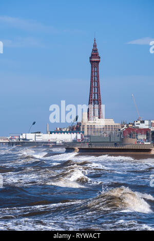 Mer forte à Blackpool, dans le Lancashire, Royaume-Uni. Banque D'Images