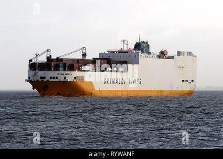 Le porte-conteneurs navire Ro-Ro / Grande Nord passe le 30 décembre 2018 Cuxhaven et continue vers la mer du Nord. Banque D'Images