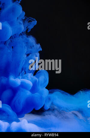 Colored paint splash underwater Banque D'Images