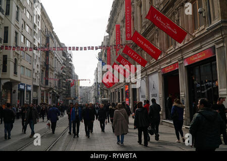 Istanbul, Turquie - mars 6 , 2019 : Les employés sont la marche sur la rue Istiklal, Beyoglu, Istanbul. Il y a un centre commercial Le Grand Pera. Banque D'Images