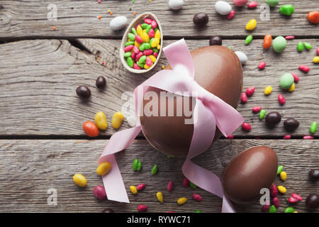 Oeufs de Pâques en chocolat sur fond de bois Banque D'Images