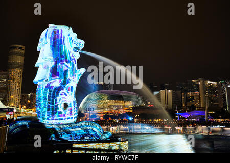 Photo n'est Parc Merlion, Singapores monument et attrait touristique majeur, avec la lumière au cours de la peinture 2018 Grand Prix. Banque D'Images