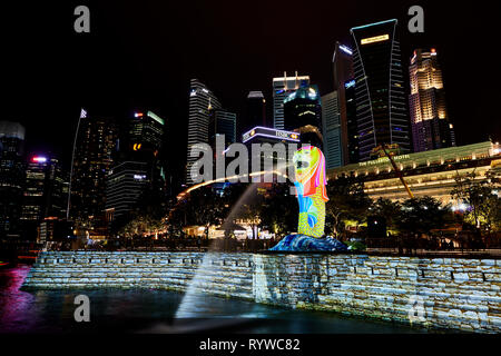 Photo n'est Parc Merlion, Singapores monument et attrait touristique majeur, avec la lumière au cours de la peinture 2018 Grand Prix. Banque D'Images