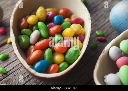 La moitié de l'oeuf en chocolat remplis de bonbons colorés Banque D'Images